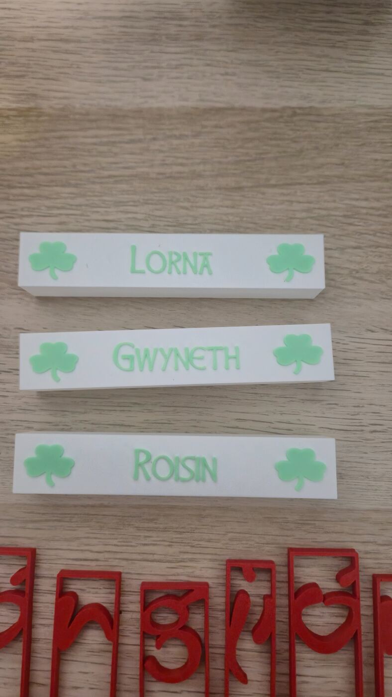 Placas personalizadas con nombre y trébol